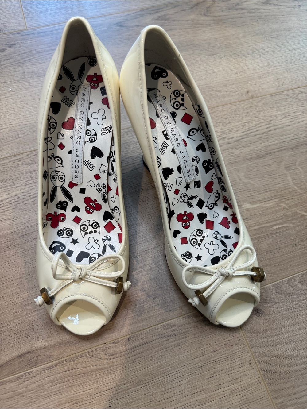 Marc by Marc Jacobs Cream Peep-Toe Bow Pumps with Printed Insole
